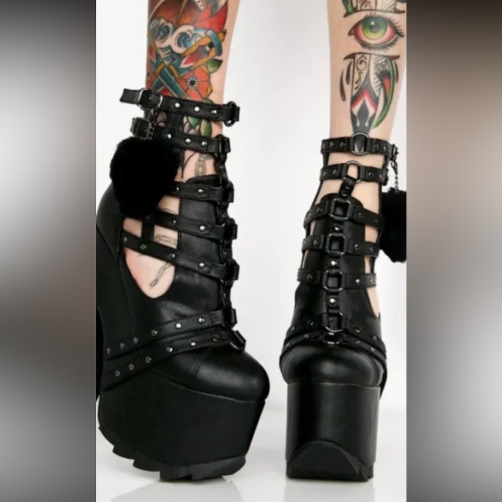 Demonia Cramps-05 High Treason Platform Heels - Size 9 - Used once